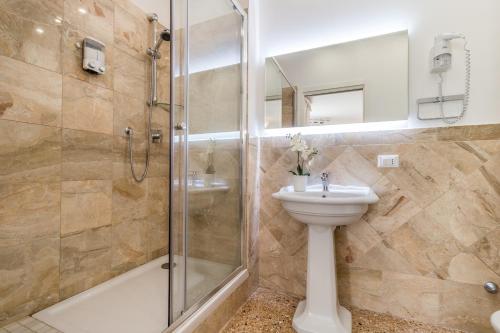 La salle de bains est pourvue d'une douche, d'un lavabo et de toilettes. dans l'établissement Palazzo DaPonte, à Venise