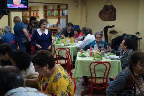 un grupo de personas sentadas en mesas comiendo comida en Hotel Costa del Mar, en Puerto Montt