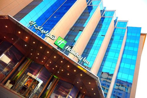un edificio con un cartel en la parte delantera en Holiday Inn Citystars, an IHG Hotel en El Cairo