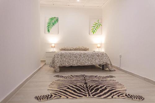 een slaapkamer met een bed en een zebratapijt op de vloer bij LOFT REFORMADO CENTRO CASTELLON in Castellón de la Plana