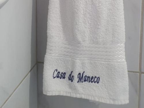 a towel with the words class die maurer on it at Casa do Maneco in Fernando de Noronha