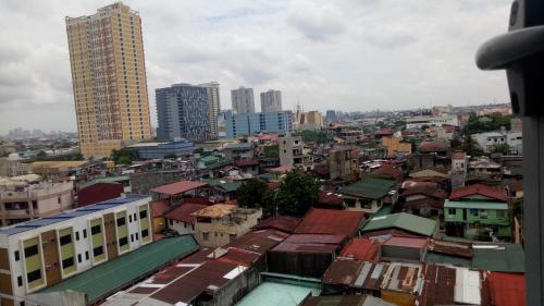 Blick auf eine Stadt mit hohen Gebäuden in der Unterkunft SM North FERN@GRASS RESIDENCES in Manila