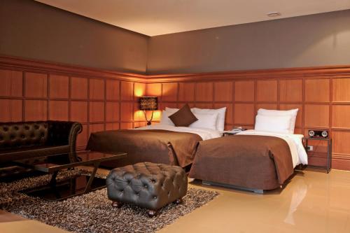 Tempat tidur dalam kamar di SR Hotel Sadang