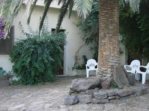 Taman di luar Agriturismo Su Tiresi