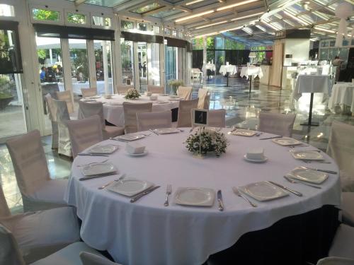 Restaurace v ubytování Hotel Harrison Etxea