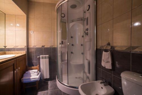 uma casa de banho com um chuveiro e um lavatório. em Quinta da Ribeira em Peso da Régua