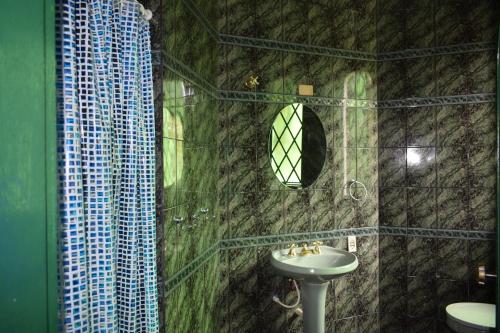 a bathroom with a sink and a mirror at Chácara Dona Eulália in Monte Alegre do Sul