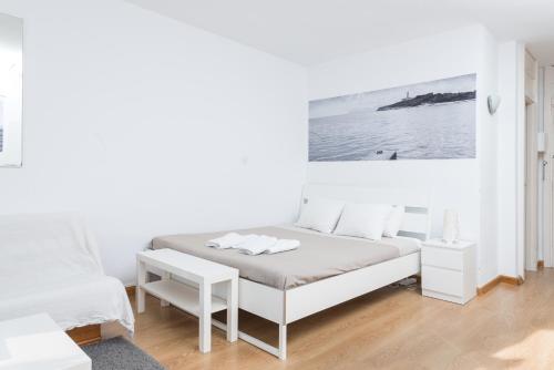 a white room with a bed and a picture on the wall at Nice Studio in Siesta 2 in Puerto Alcudia 4 in Alcudia