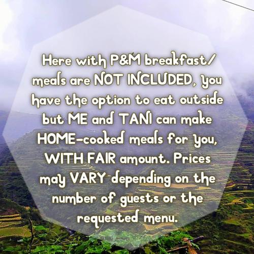 un cartel que dice aquí con pam las comidas del desayuno no están incluidas en P&M Traveler's Inn, en Banaue