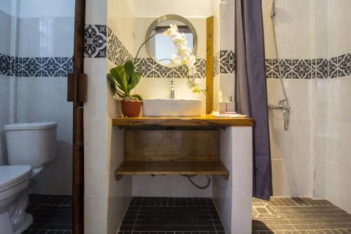 ein Bad mit einem Waschbecken und einem Spiegel in der Unterkunft ANGKOR DINO HOME in Siem Reap