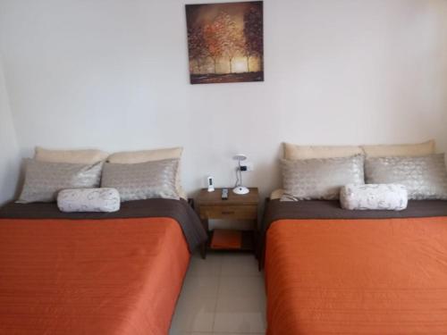 dwa łóżka siedzące obok siebie w pokoju w obiekcie CASA GERANIOS # 2 w mieście Monteverde