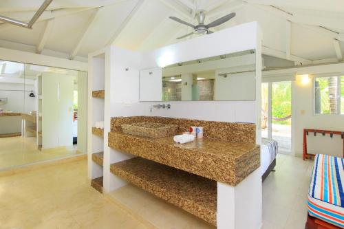 uma casa de banho com um lavatório e um espelho em La Mar de Bien em Buritaca