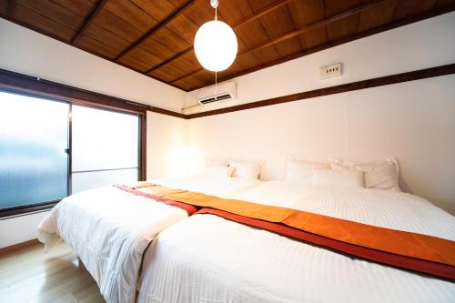 Postel nebo postele na pokoji v ubytování Awaji Seaside Hotel in Ikuho
