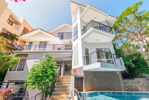 una casa con piscina frente a ella en Seaview Palm Villa 17 Biệt Thự Hồ Bơi View Biển Vũng Tàu, en Vung Tau