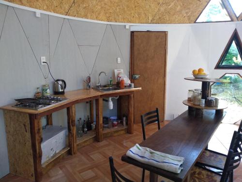 Küche/Küchenzeile in der Unterkunft Casa domo San Fabián de Alico