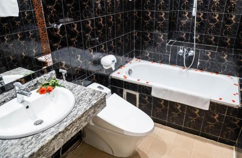 y baño con aseo, lavabo y bañera. en Xuan Dan Hotel, en Ho Chi Minh