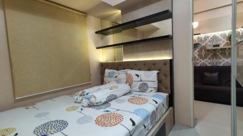 una piccola camera con un letto in una stanza di Tanglin Mansion Apartment - Pakuwon Mall a Surabaya