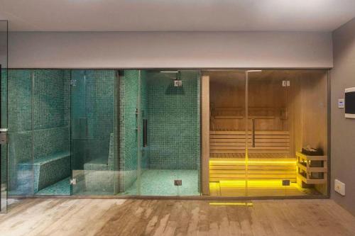 a bathroom with a glass shower with a tub at B TWINS - Vacaciones Soñadas a metros del Mar in Pinamar