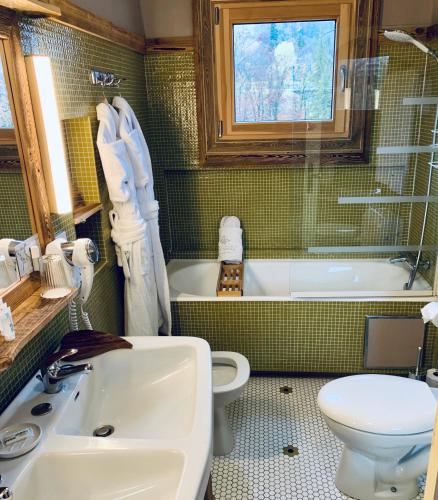 a bathroom with a sink and a toilet and a tub at Coeur des Neiges in Saint-Gervais-les-Bains