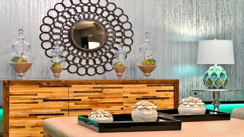 a room with a mirror and a table with two cakes at Holiday Inn Express and Suites Schulenburg by IHG in Schulenburg