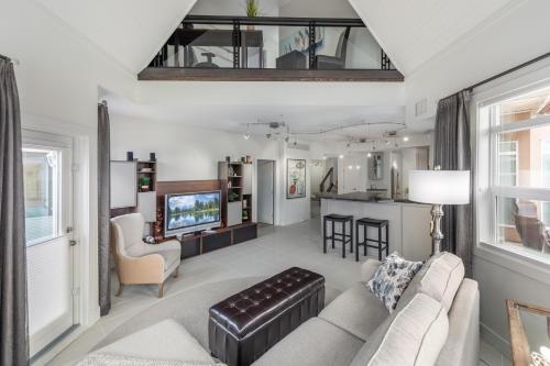 a living room with a couch and a kitchen at Kelowna Discovery in Kelowna