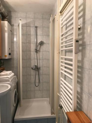 y baño con ducha y lavamanos. en BEA Active Studio near city center Tivoli Park en Liubliana