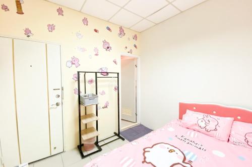 永康區的住宿－台南-大仁居，卧室的墙上贴有小猫的贴纸