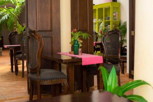 Un restaurante o sitio para comer en Mango House - Galle Fort