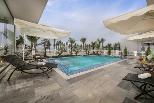 Piscina en o cerca de Tuan Chau Kingly Villa
