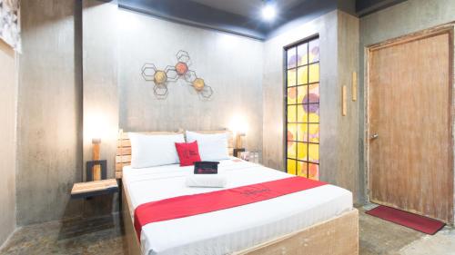 Säng eller sängar i ett rum på RedDoorz Plus @ Taft North Mandurriao