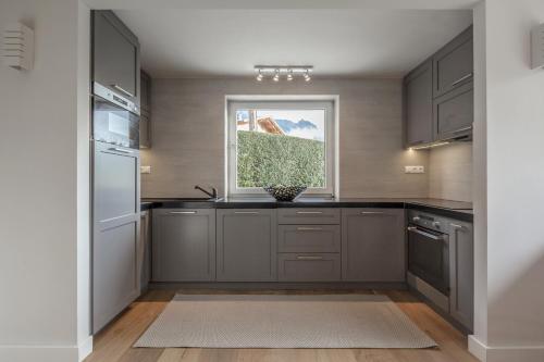 Η κουζίνα ή μικρή κουζίνα στο Finest Ski Chalet Leogang by All in One Apartments