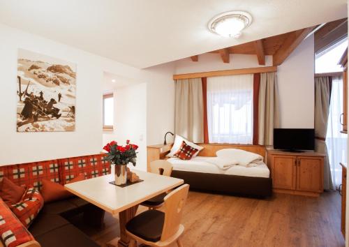 ein Wohnzimmer mit Couch und Tisch in der Unterkunft Davo Lais in Ischgl