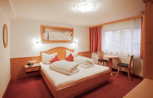 ein Hotelzimmer mit einem Bett und einem Tisch in der Unterkunft Davo Lais in Ischgl