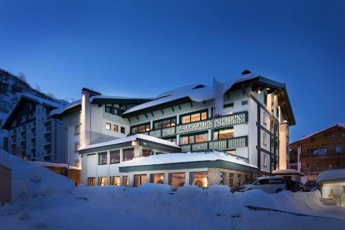 ein großes Gebäude mit Schnee davor in der Unterkunft Hotel Albona Nova in Zürs am Arlberg