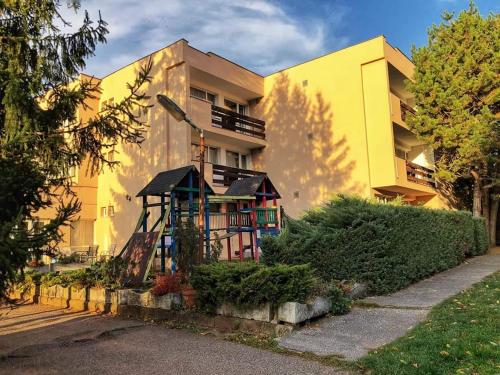 un edificio con un parque infantil delante de él en InterSport Hotel, en Stupava