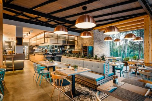 A restaurant or other place to eat at Premium Camping Homes Santa Marina, Lanterna