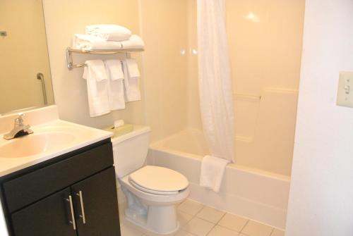Ванная комната в Candlewood Suites Washington-Fairfax by IHG