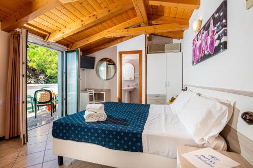 a bedroom with a bed in a room at Hotel Orchidea in Lignano Sabbiadoro