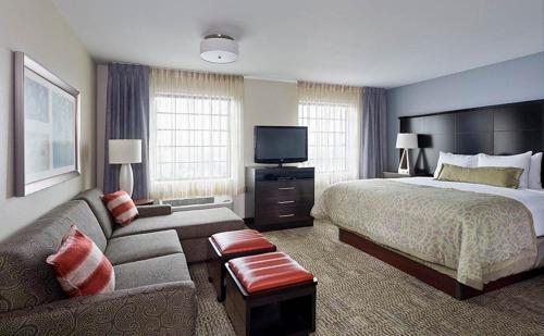 Staybridge Suites Montgomeryville, an IHG Hotel 객실 침대