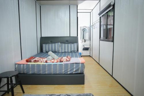 巴東勿剎的住宿－Padang Besar Red Cabin Homestay，卧室中间设有一张床