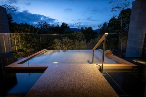 a swimming pool on top of a house at THE HIRAMATSU HOTELS & RESORTS SENGOKUHARA HAKONE in Hakone