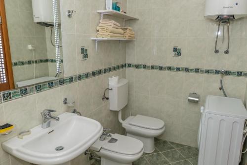 Ένα μπάνιο στο Apartment Qservice Petrovac