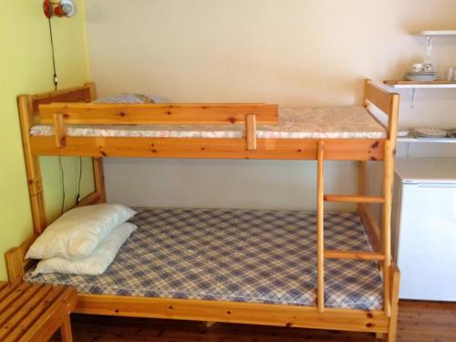 a bunk bed in a room with a bunk bed in a room at Fjorden Campinghytter in Geiranger