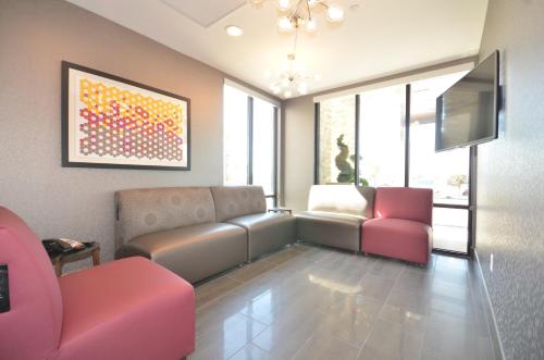 Ruang duduk di Holiday Inn Express & Suites Oklahoma City Mid - Arpt Area by IHG