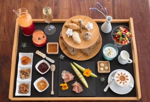 The Infinity 180 Luxury Suites في Milia: صينية مليئة بالطعام فوق طاولة