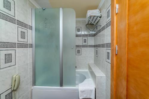 A bathroom at Armas Kaplan Paradise