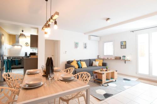 un salon avec une table et un canapé dans l'établissement Duplex Liberté-Grande Terrasse-Clim-Quartier Roquette, à Arles