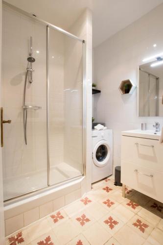 une salle de bain avec douche et machine à laver dans l'établissement Duplex Liberté-Grande Terrasse-Clim-Quartier Roquette, à Arles