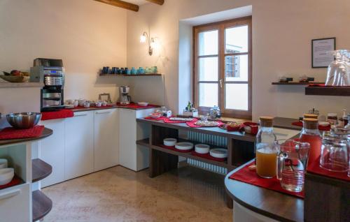 een grote keuken met een aanrecht in een kamer bij O_live Agriresort in Arco