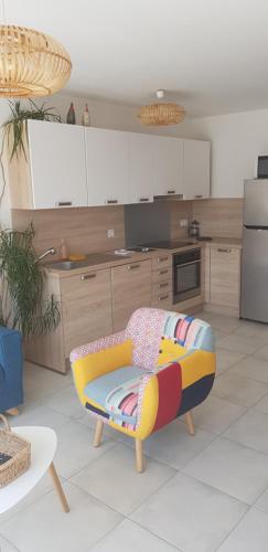 un salon avec un canapé dans une cuisine dans l'établissement Les TERRASSES de BELLA VISTA(b) Belle maison bord de mer, à Saint-Vincent-sur-Jard